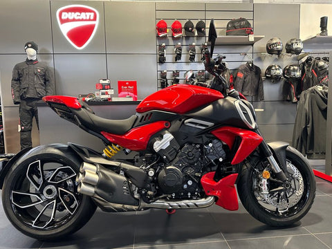 2023 DUCATI DIAVEL V4 - RED